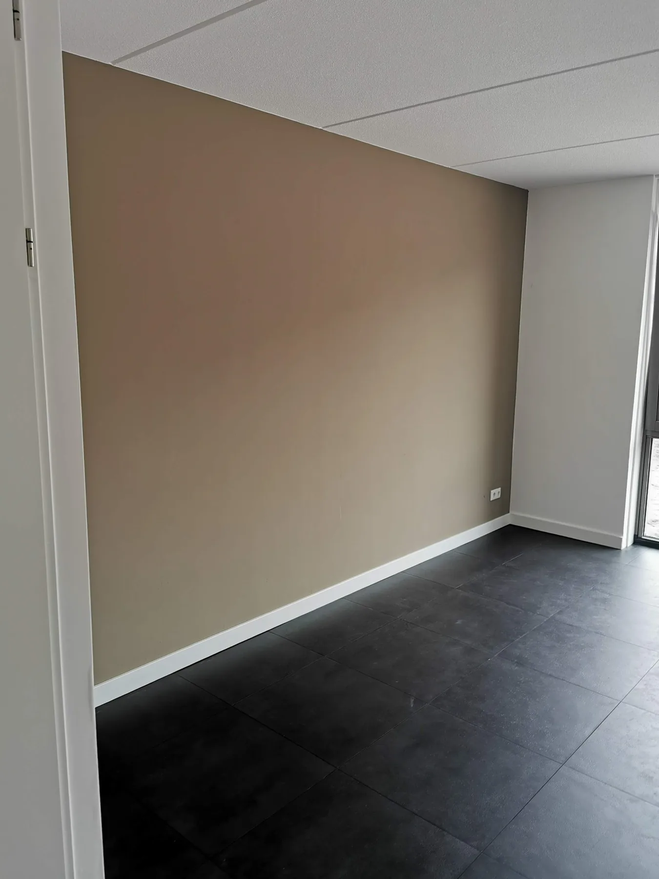 Strakke beige accentwand