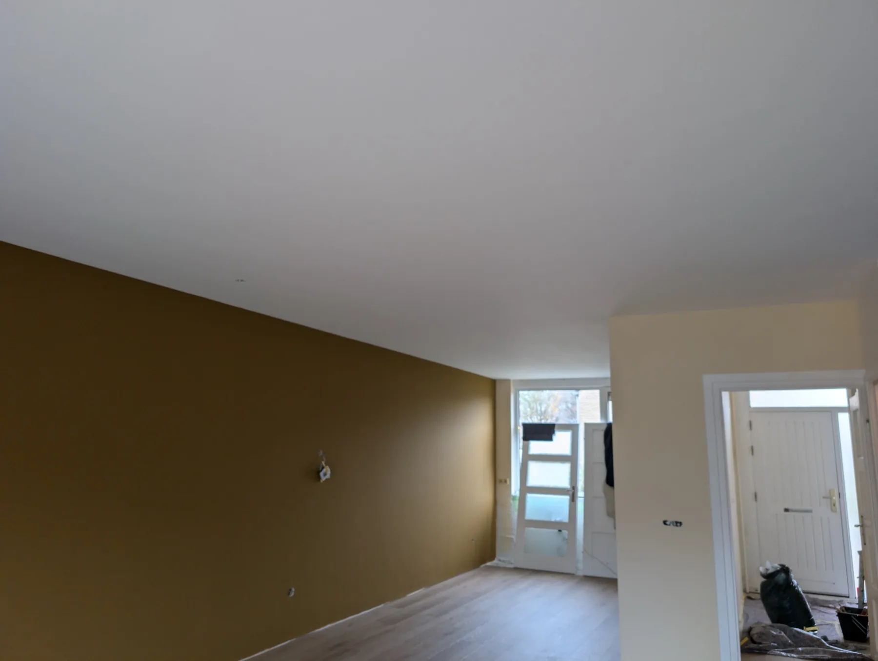 Woonkamer met warme accentwand