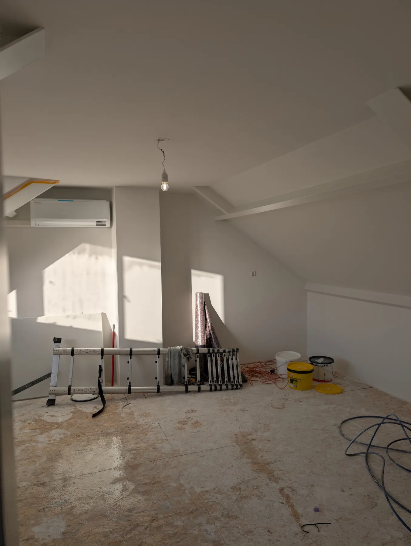 Lichte zolder met geschilderde balken
